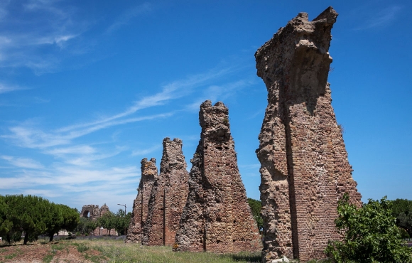 frejus patrimoine aqueduc romain