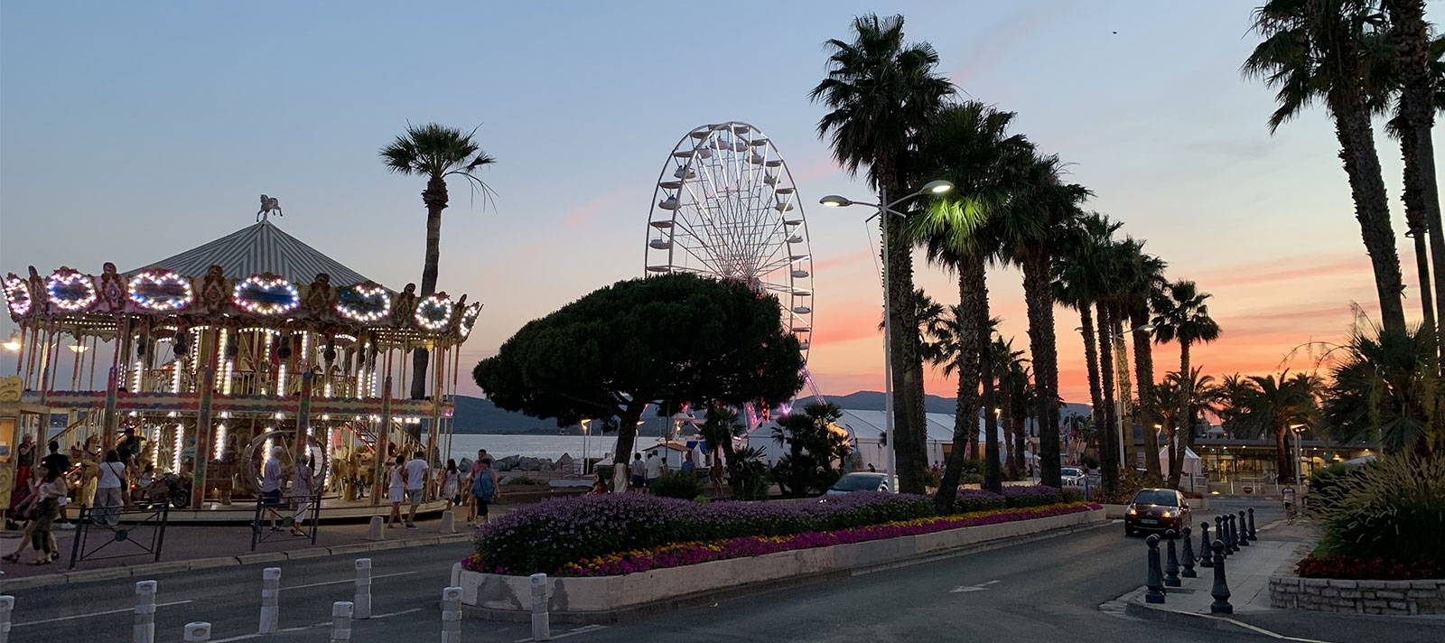 Coucher de soleil avec grande roue et carrousel