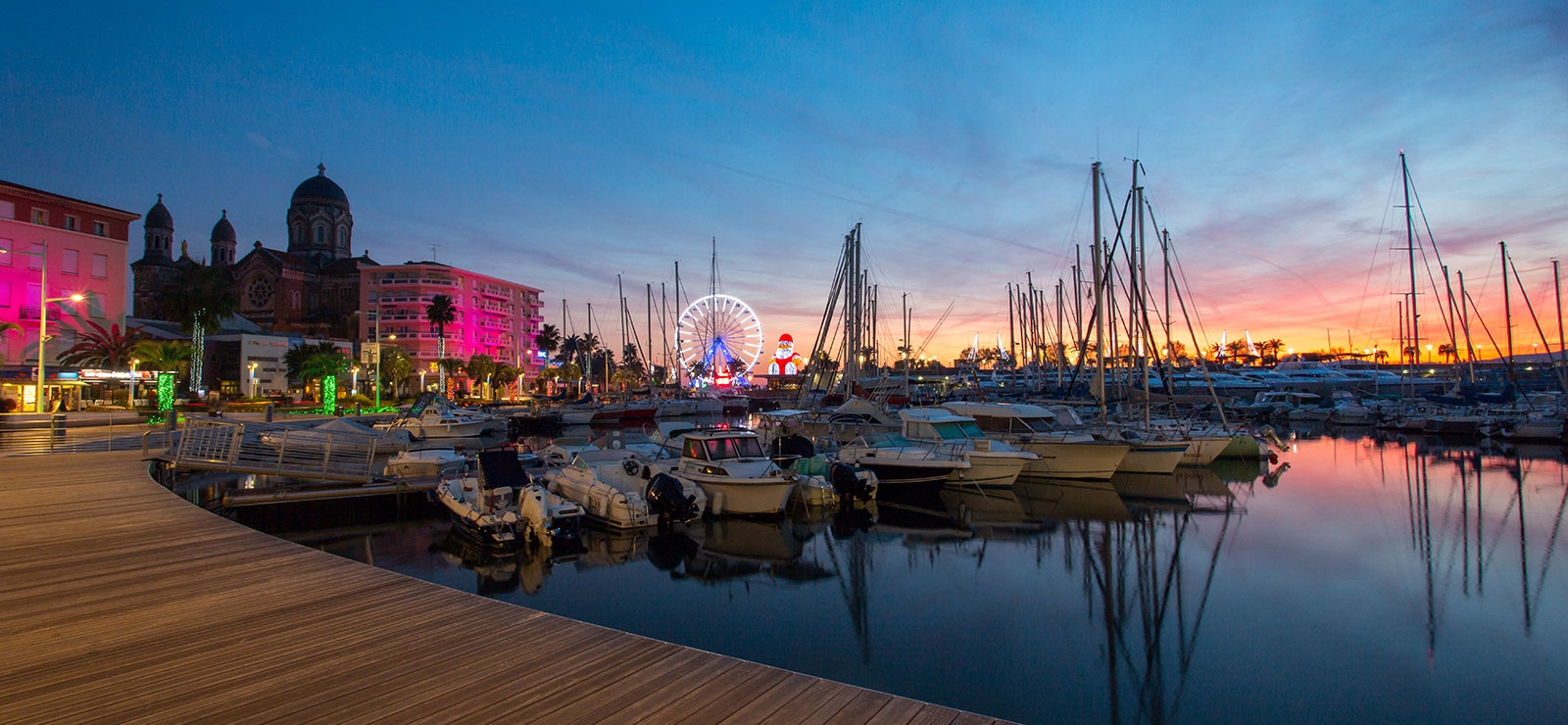 vue sur le port de Saint Raphael avec la grande roue