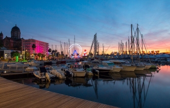 vue sur le port de Saint Raphael avec la grande roue