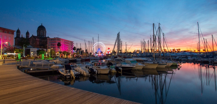 vue sur le port de Saint Raphael avec la grande roue