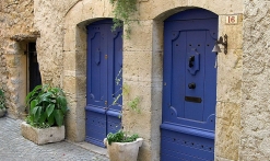 Linteaux gravés et portes anciennes