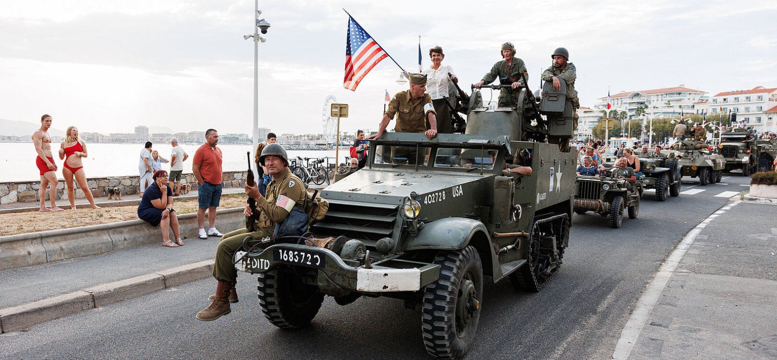 Rassemblement de véhicules militaires à Agay