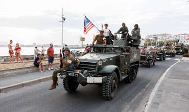 Rassemblement de véhicules militaires à Agay