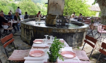 Tables autour de la fontaine