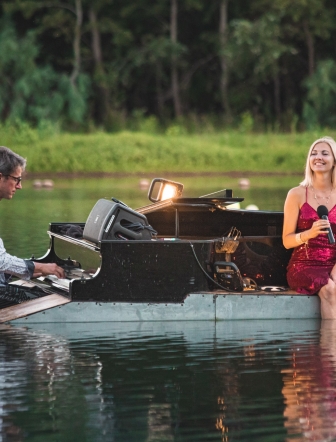 piano sur le lac