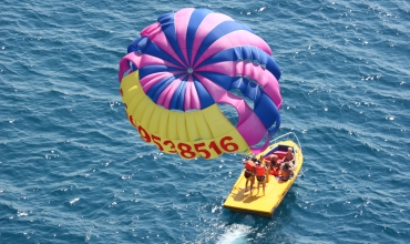 Jeux nautiques: Parachute ascensionnel