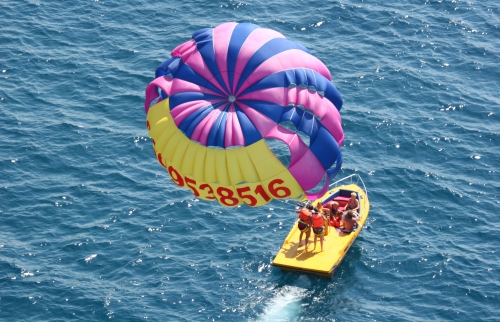 Jeux nautiques: Parachute ascensionnel