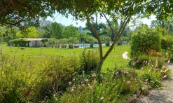 L'entrée, la piscine, le parc