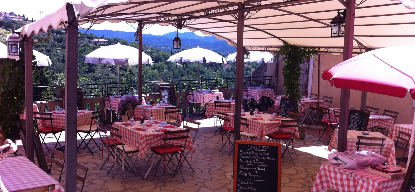 La terrasse sur la placette