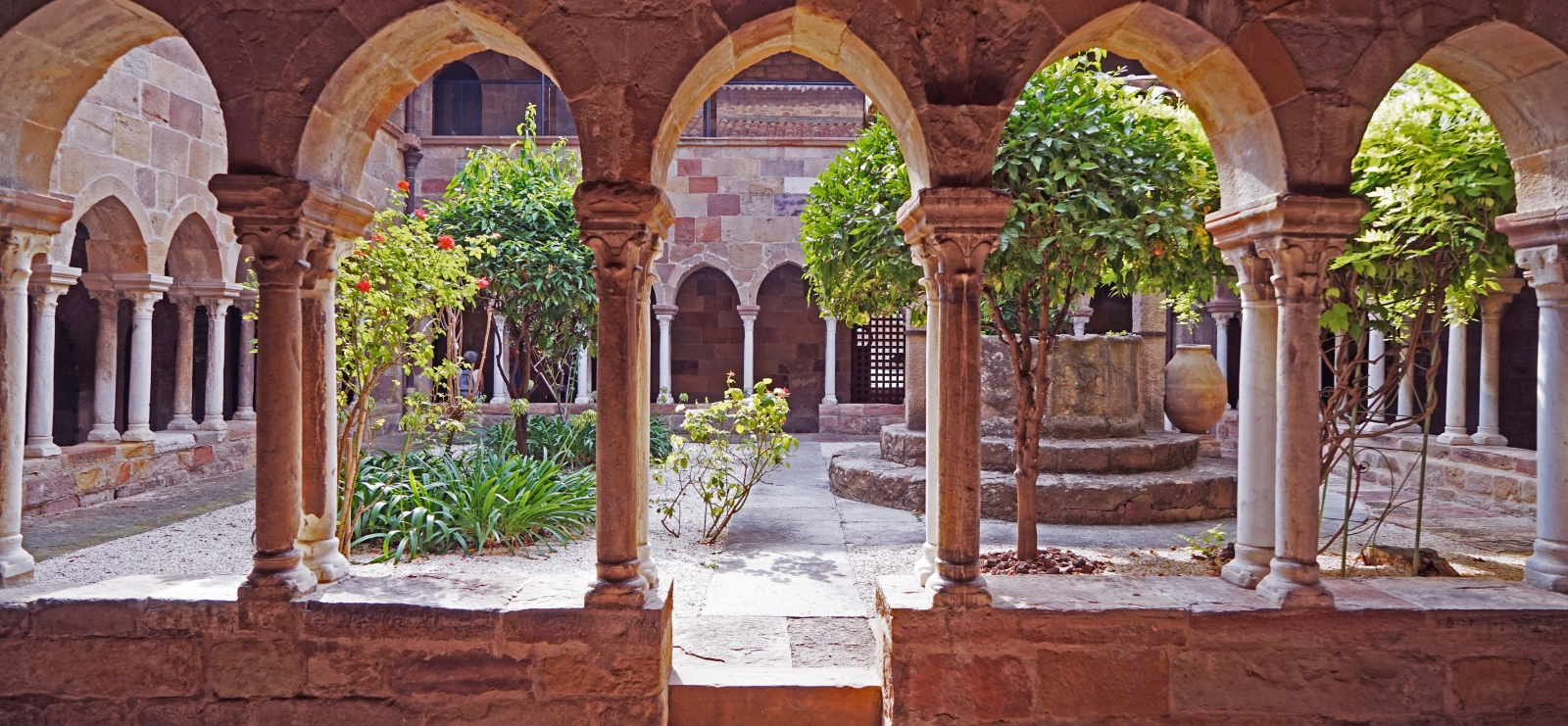 Enigmes au cloître de la cathédrale de Fréjus !