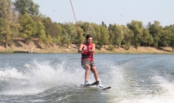 Ski nautique sur lac