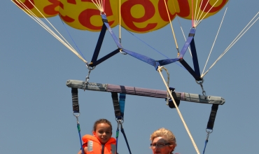 Jeux nautiques: Parachute ascensionnel