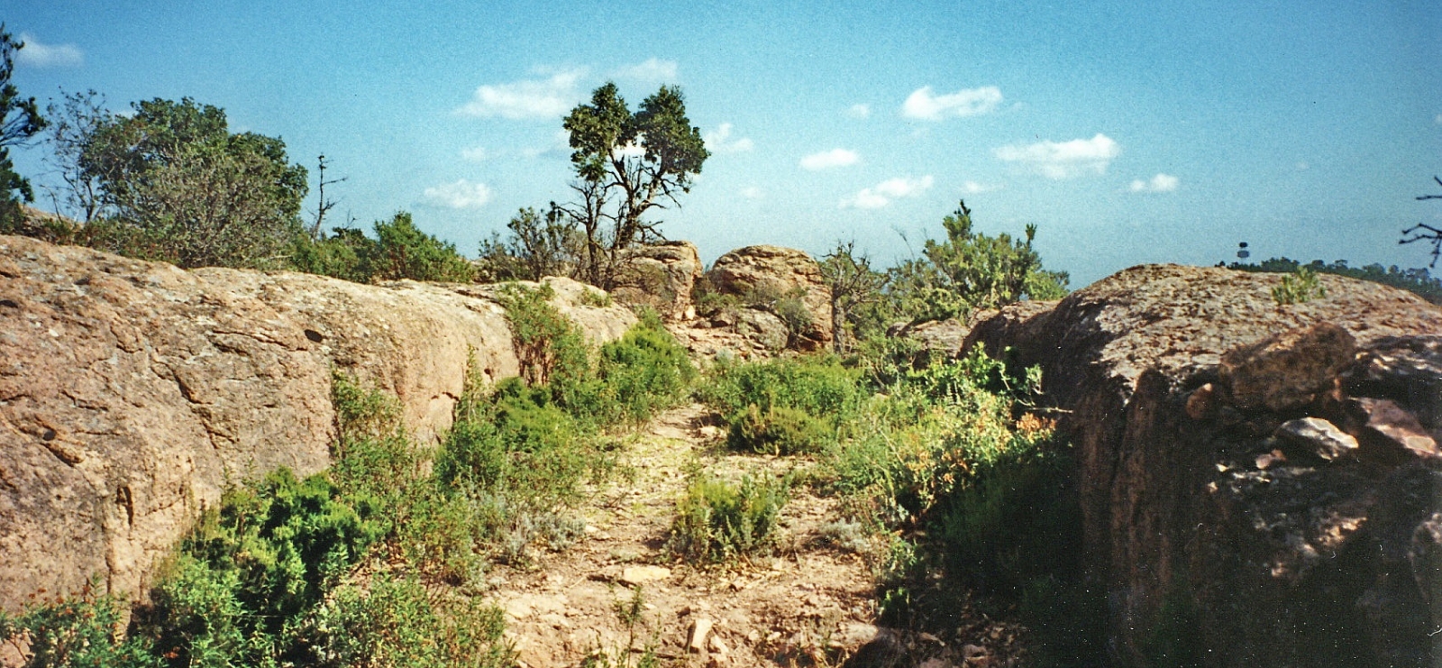 Le sentier des Meules et l'Oppidum de la Forteresse