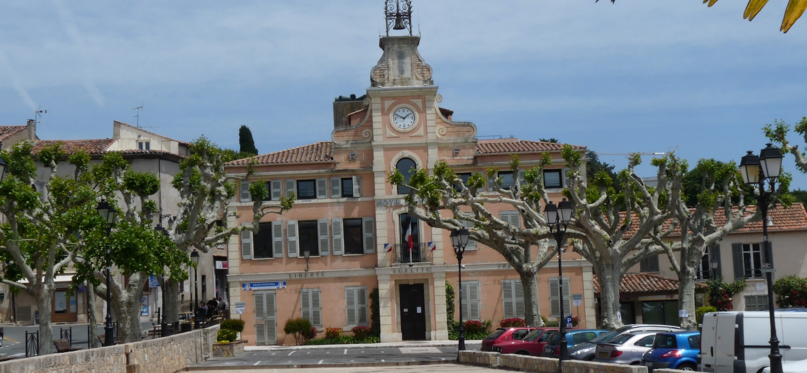 La place du Clos, sa mairie, son campanile