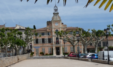 La place du Clos, sa mairie, son campanile