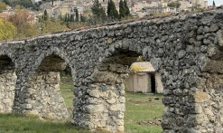 L'aqueduc dans le jardin