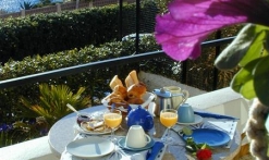 Cap Riviera - St-Aygulf - Fréjus - petit déjeuner en terrasse
