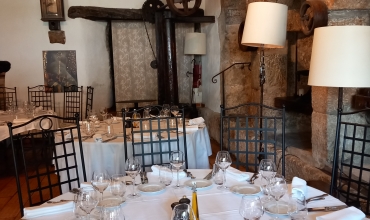 Une table dressée au cœur du moulin
