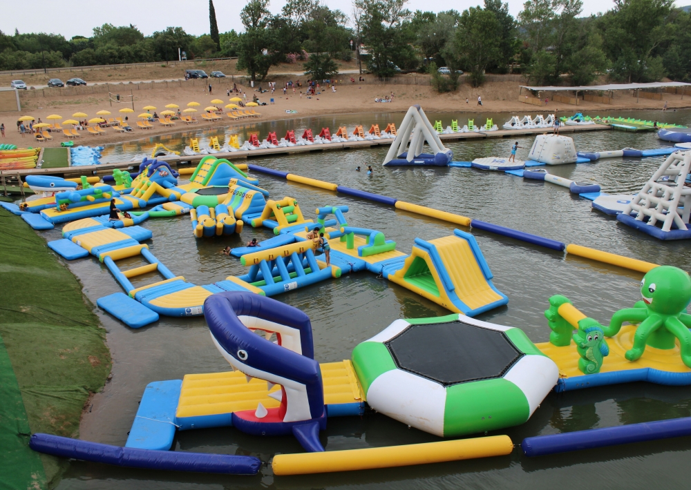 Une piscine gonflable pour les enfants : des séances de jeux aquatiques