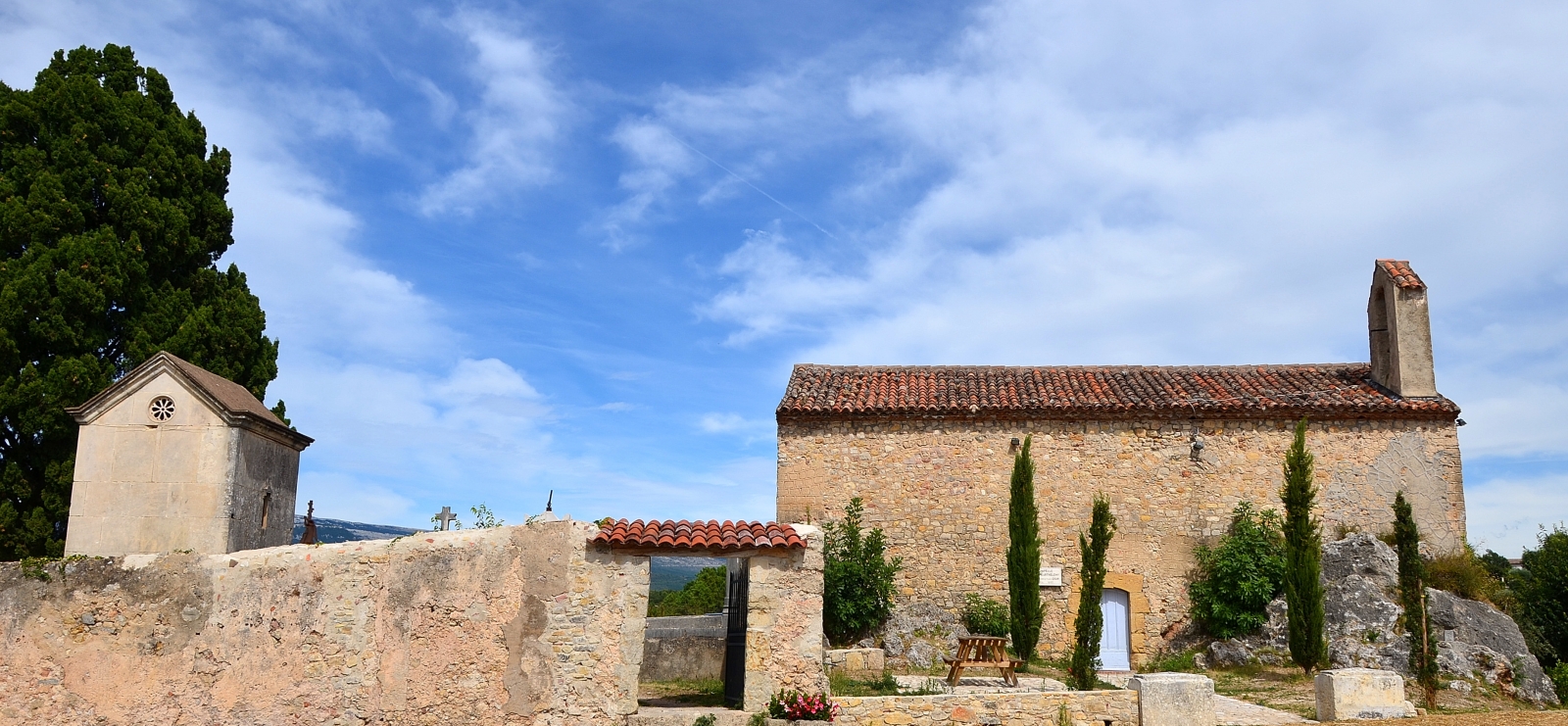 chapelle cimetière et aire