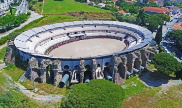 vue aérienne des Arènes de Fréjus