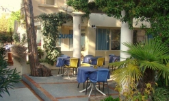 L'Oasis - Fréjus - entrée et terrasse