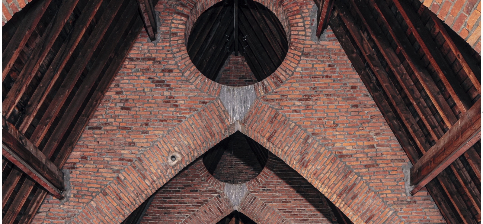 Sous les toits des cathédrales - Charpentes et combles sous le regard de huit photographes