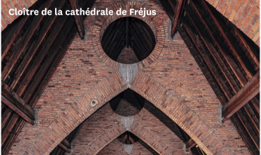 Sous les toits des cathédrales - Charpentes et combles sous le regard de huit photographes