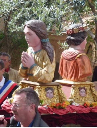 bustes reliquaires en procession