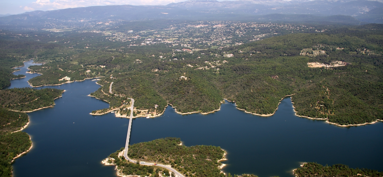 vision aérienne du lac de St Cassien