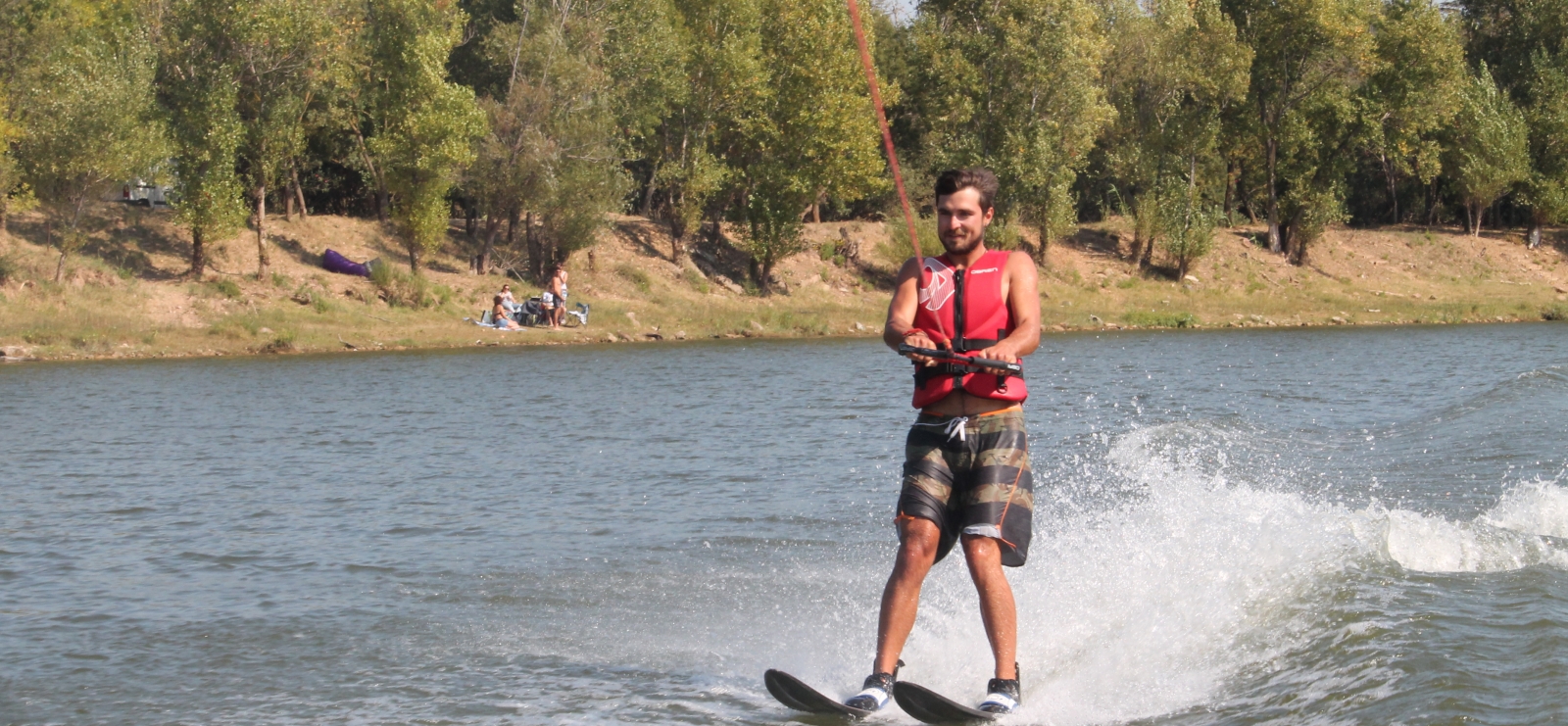Ski nautique sur lac