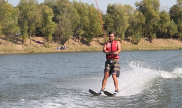 Ski nautique sur lac