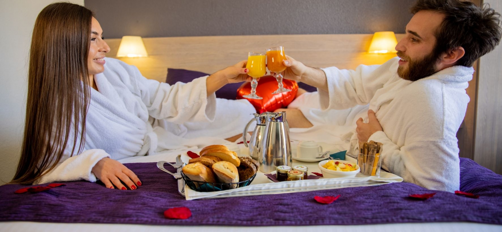 Petit-déjeuner en chambre en amoureux