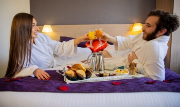 Petit-déjeuner en chambre en amoureux