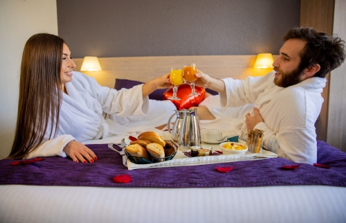 Petit-déjeuner en chambre en amoureux
