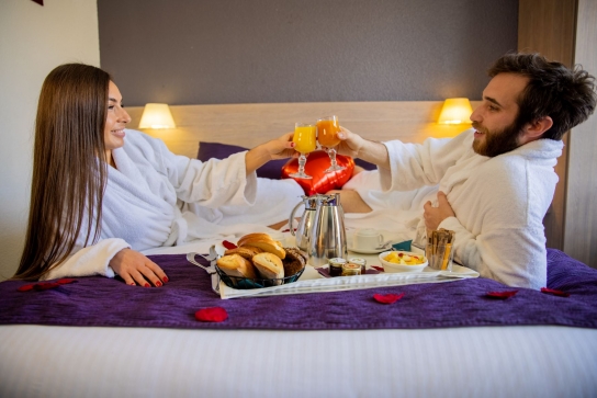 Petit-déjeuner en chambre en amoureux