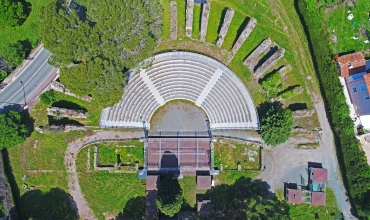 Vue aérienne sur le théâtre romain Fréjus